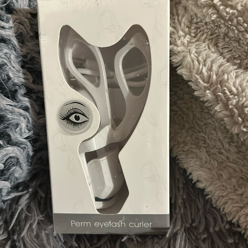 Permanent eyelash curler comes with charging cord. Never used. NWT🎯🙌🏼🌺❤️